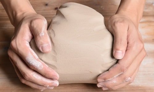 Selecting-the-Clay Selecting-the-Clay