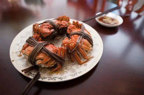 Private Suzhou Day Tour with Chinese Hairy Crab Food Tour at Yangcheng Lake Suzhou