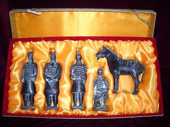 China_Shopping_Replicas_of_the_Terracotta_Warriors_and_Horses.jpg