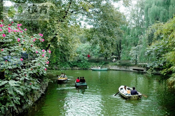 Suzhou_Private_Tours_Chengdu_Day_Tour_Chengdu_Highligths_Renmin_Park.jpg