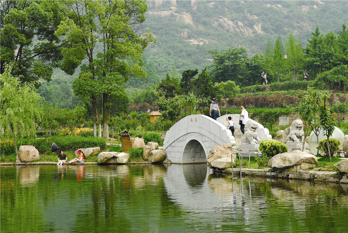 The historical and cultural heritage of Baimajian Ecological Garden can be traced back to 2500, it was barn of horses of king Wu during the spring and autumn. 