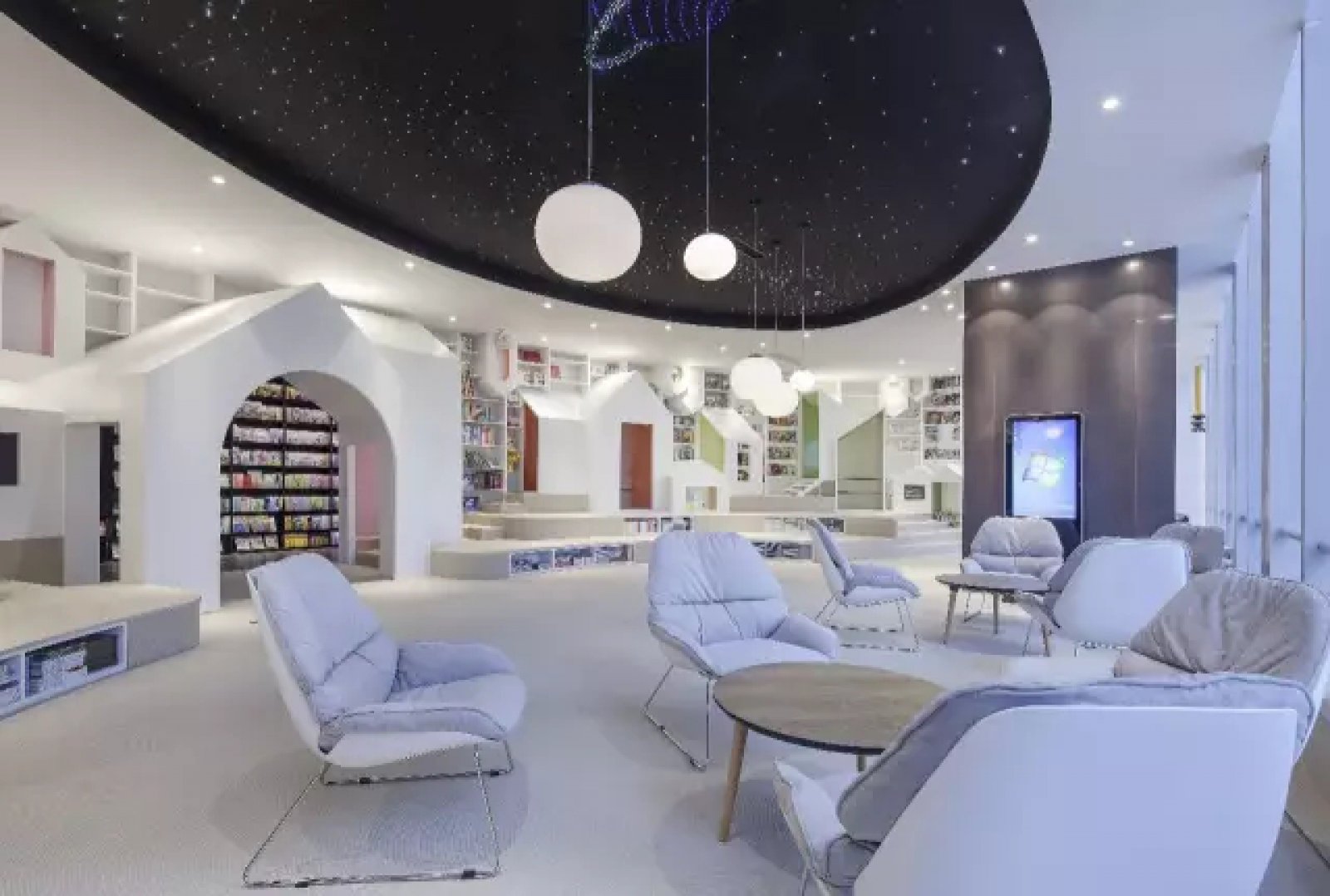 Zhongshu Bookstore has put its new branch in Suzhou into trial operation on September 7. With its one-of-a-kind, exploratory designs, China's Zhongshu bookstore chain extends the voyage of discovery beyond the covers of its stock.