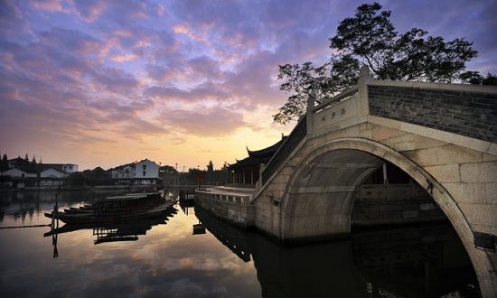 Jinxi Water Town is famous with its delicate architecture and laid back lifestyle,  Jinxi water town, near Suzhou city, was described by the eminent Chinese writer Shen Congwen as "a sleeping maiden" during his short stay there during the 1970s. 