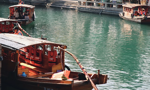 boat-ride-along-grand-canal